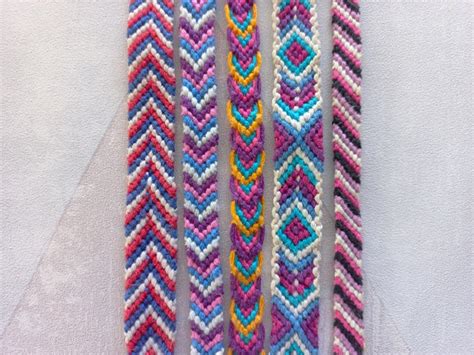 Collection de bracelets brésiliens aux motifs variés et couleurs vives