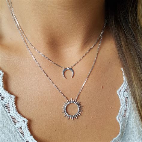 Image d'un collier en argent fin avec un pendentif discret