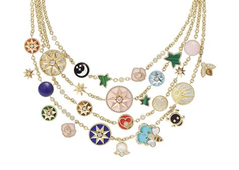 Une sélection de bijoux Dior Joaillerie, montrant la diversité des styles, des couleurs et des tailles, allant de pièces délicates à des créations audacieuses et volumineuses.