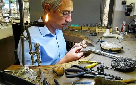 Photographie de Lucky Méar dans son atelier de joaillerie
