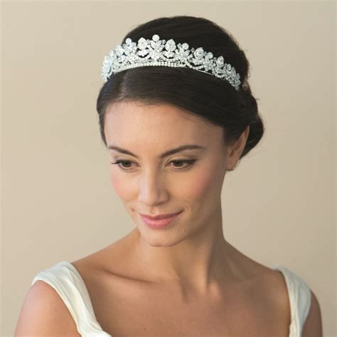 Une mariée portant un élégant bandeau de cheveux orné de cristaux Swarovski®, complétant sa robe et sa coiffure.