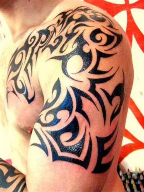 Comparaison visuelle de différents styles de tatouage : tribal, old school, dot-art, hand poked.