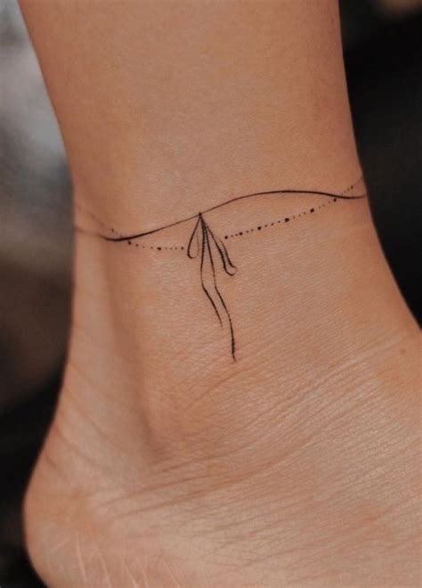 Collection de tatouages imitant des bijoux : bracelet fin, chaîne de cheville ornée, diamant stylisé, collier délicat.
