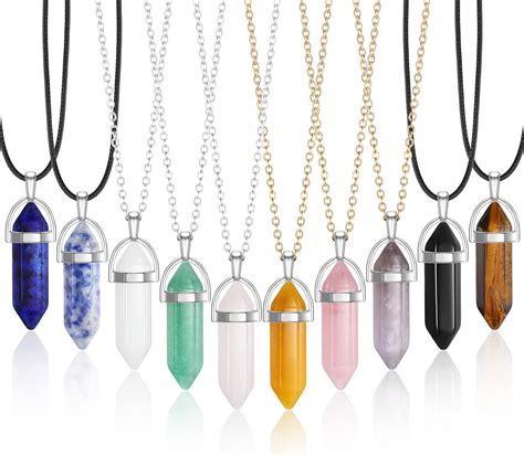 Collier en forme de tête de mort orné de pierres précieuses