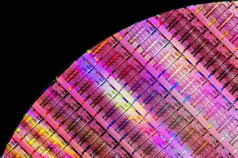 Vue en coupe d'un wafer de silicium montrant les différentes couches de fabrication d'un circuit intégré.
