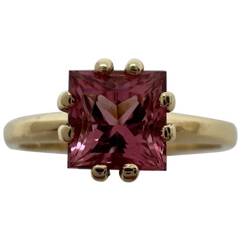 Bague solitaire en or jaune avec une tourmaline rose centrale en forme de coussin