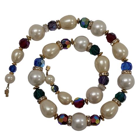 Photographie du sautoir Mirage, mettant en avant ses perles colorées (rouge, howlite, céramique) et ses éléments dorés.