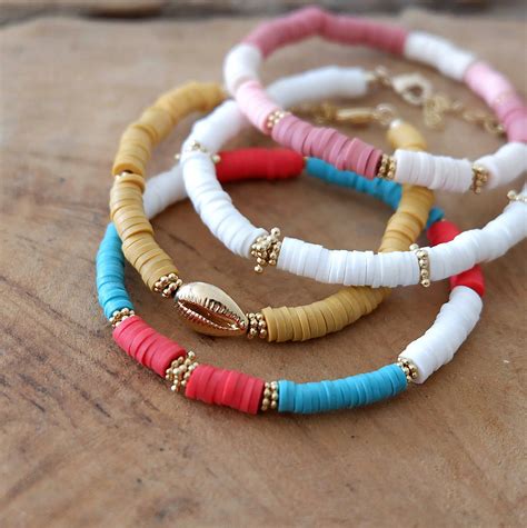 Collection de bracelets colorés fabriqués avec des perles Heishi.