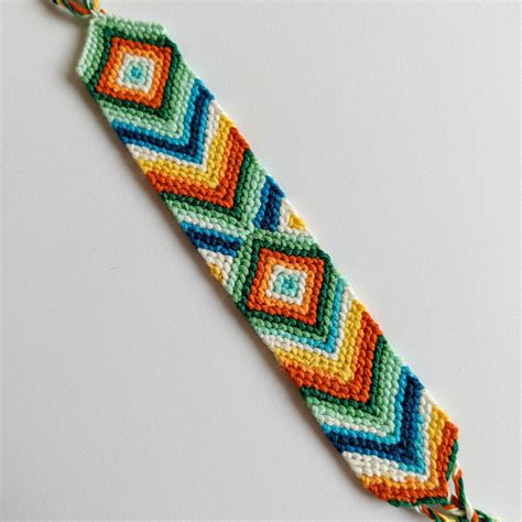 Exemple de bracelet brésilien coloré avec motifs ethniques