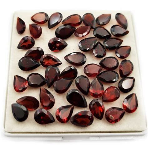 Diverses formes de pierres de grenat taillées (ronde, navette, carrée, ovale, poire)
