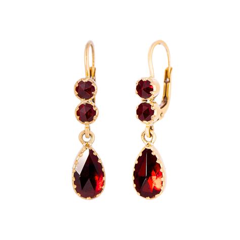 Assortiment de bijoux en grenat : boucles d'oreilles, colliers, bracelets