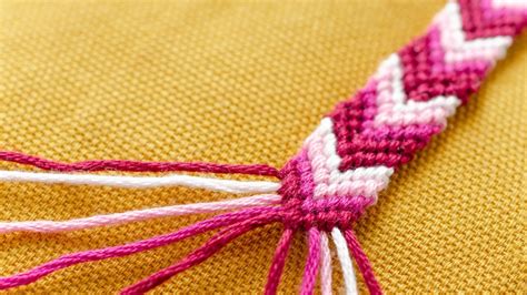 Exemples de motifs de bracelets brésiliens : tressé, rond, chevron.
