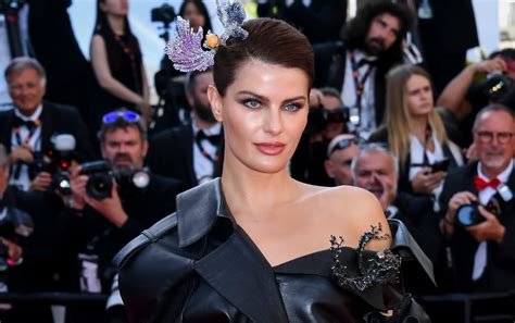 Photo d'Isabeli Fontana portant les broches Elsa Jin au Festival de Cannes.