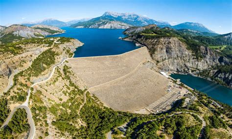 Vue panoramique du Parc Animalier de Serre-Ponçon avec le lac en arrière-plan