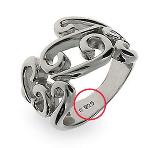 Gros plan sur le poinçon 925 sur une bague en argent, symbole de qualité.