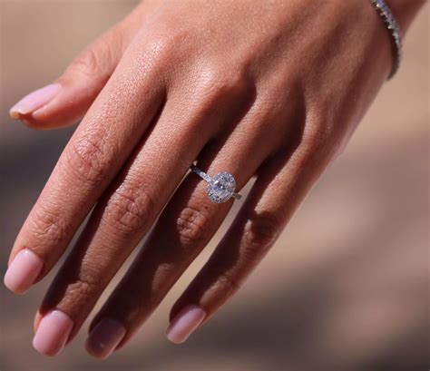 Une mariée espagnole portant une bague de fiançailles traditionnelle.