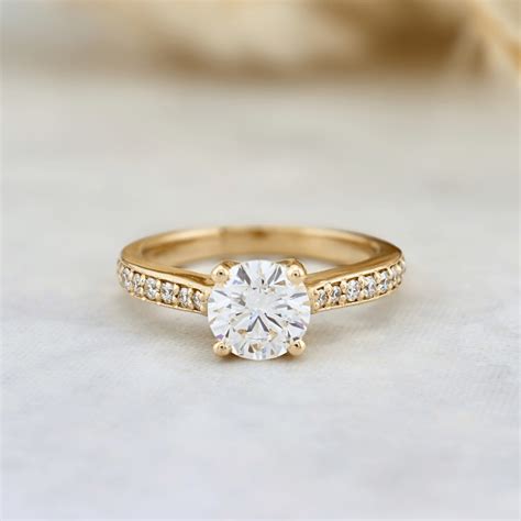 Une bague Satéur Destinée Bague, mettant en valeur son éclat et son design.