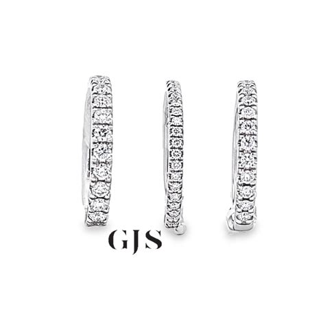 Une collection de différentes alliances serties de diamants.
