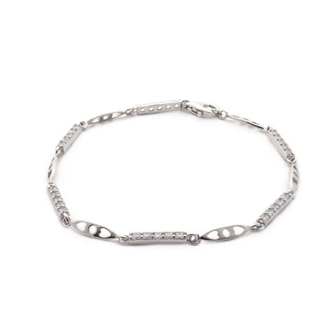 Photo d'un bracelet Carador en argent 925/000, mettant en valeur sa chaîne fine et sa brillance.