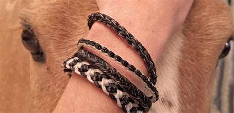 Photomontage de différents bijoux en crin de cheval, montrant la diversité des créations.