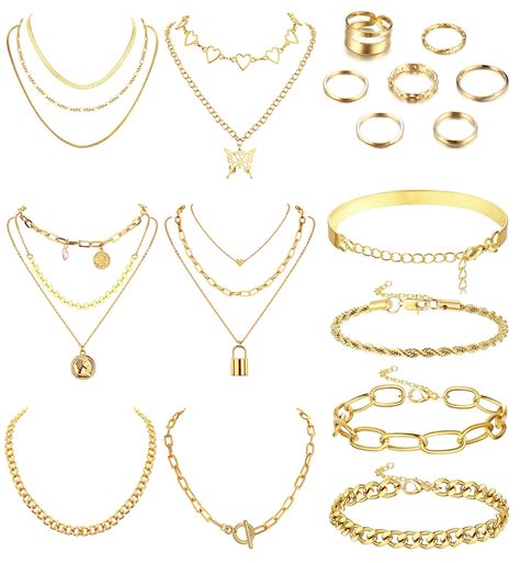Image montrant une personne portant plusieurs bijoux équestres et accessoires de mode, illustrant la tendance de l'accumulation.
