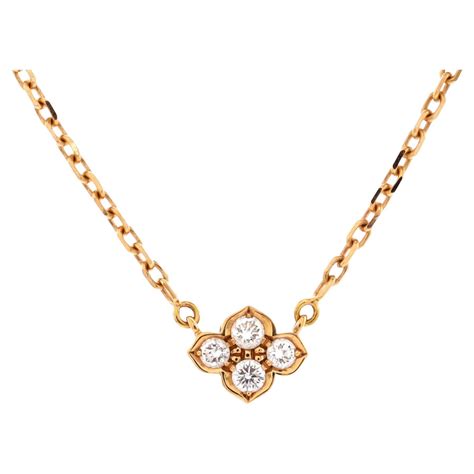 Photo d'un collier Tianyu Gems en or rose avec un pendentif en moissanite.