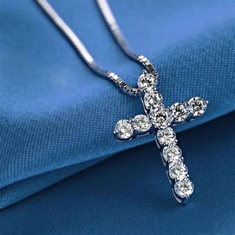Image d'une femme portant un collier croix en moissanite, mettant en valeur son élégance.