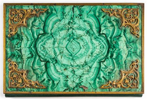 Exemple de marqueterie russe en malachite montrant des motifs radiaux.