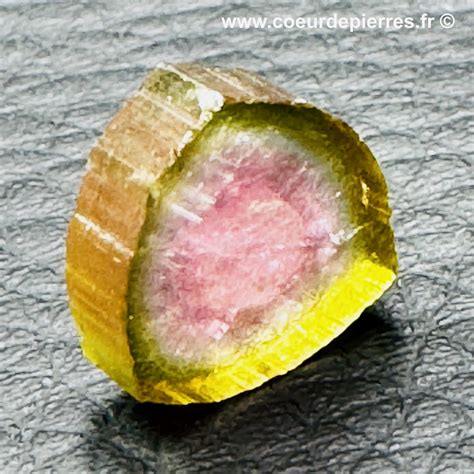 Photographie macro d'une tourmaline melon d'eau montrant ses zones de couleur rose et verte