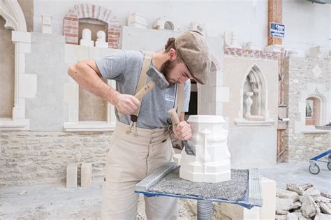 Artisan tailleur de pierre travaillant la pierre bleue à Yvoir