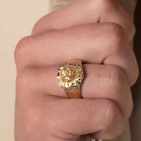 Photographie de différentes chevalières homme en or 18 carats