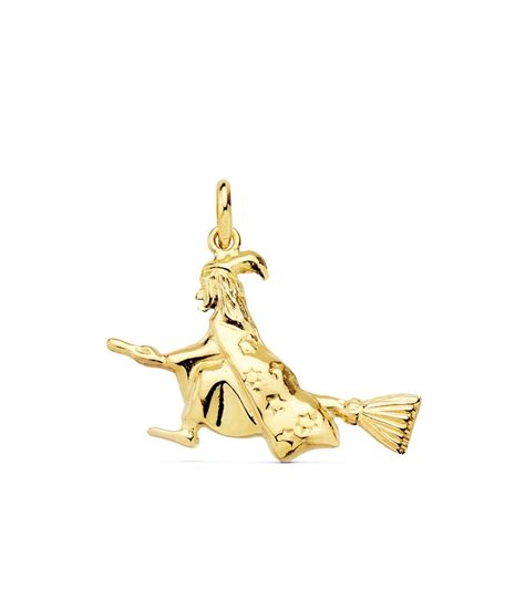 Image détaillée du pendentif sorcière en or jaune 18 carats, montrant la sorcière sur son balai et les étoiles sculptées.