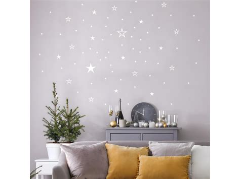 Illustration d'une sélection de stickers étoiles avec cristaux Swarovski disposés sur un mur blanc pour montrer leur effet scintillant.