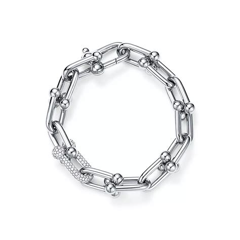 Photographie d'un bracelet Tiffany HardWear en argent, mettant en valeur le design audacieux et les détails emblématiques de la collection.