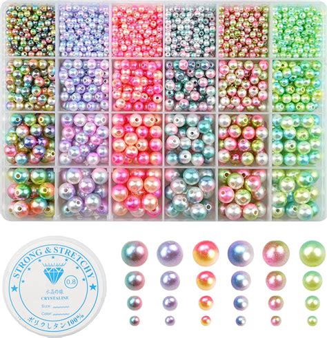 Vue rapprochée de perles nacrées de différentes tailles et de cristaux, prêts à être utilisés pour la création de bijoux.