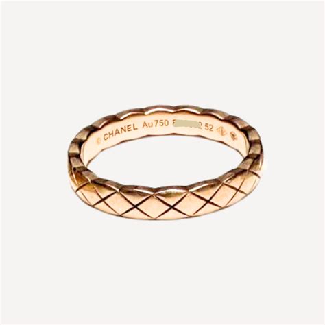 Photographie d'une bague COCO CRUSH mettant en évidence le bombé généreux et le motif matelassé.