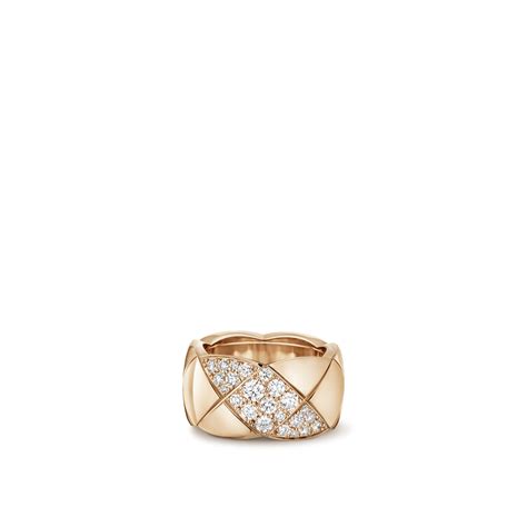 Détail d'une pièce COCO CRUSH pavée de diamants, illustrant le nouveau pavage diagonal.