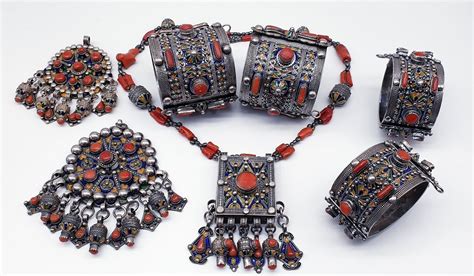Collection de bijoux kabyles anciens exposés, mettant en avant les différentes formes et ornements.
