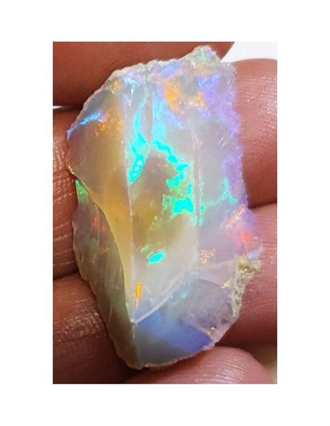 Photo comparant une opale noble aux jeux de lumière multicolores et une opale commune unie