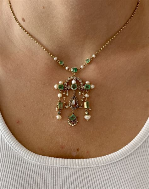 Collection de pendentifs variés : initiales, diamants, perles, chaînes