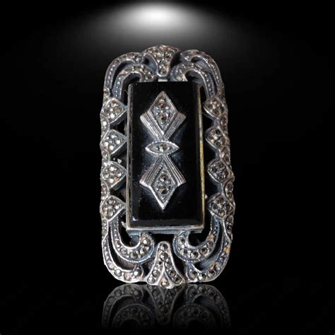 Exemple de bague Art Déco en argent avec des incrustations d'onyx