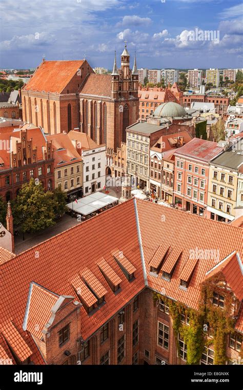 Vue panoramique de la vieille ville de Toruń avec ses remparts en brique rouge