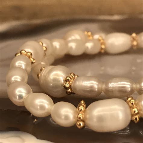Gros plan sur un bracelet en perles de culture d'eau douce, mettant en valeur leur lustre naturel.