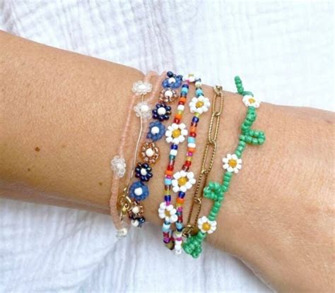 Collection de bijoux variés réalisés avec des perles de rocaille.