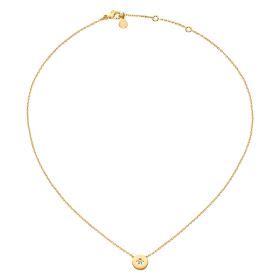 Photo du collier Arthus Bertrand Royale Diamant Or Jaune avec son motif rond ajouré et le diamant central.