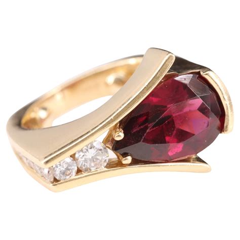 Une adolescente portant une élégante bague en or 14 carats, mettant en valeur la finesse du bijou et son éclat.