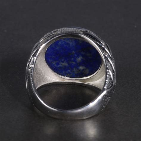 Une chevalière sertie de lapis lazuli, illustrant l'alliance de la tradition et de l'originalité.
