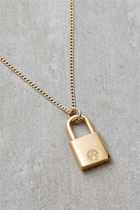 Un collier avec un pendentif en forme de cadenas et clé, symbolisant le lien unique entre deux personnes.
