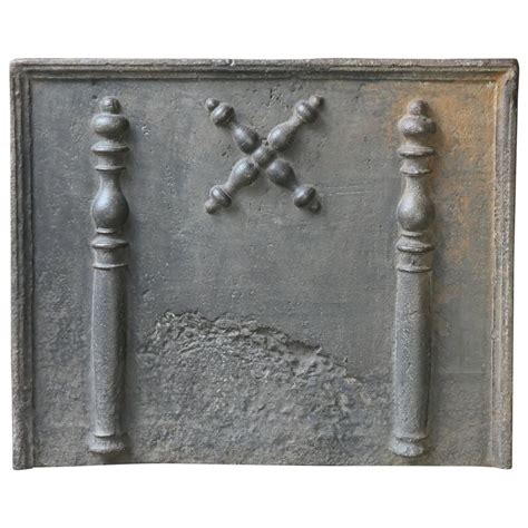 Exemple de plaque de cheminée ornée d'une croix de Saint-André de Franche-Comté.