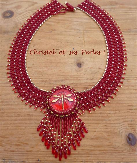 Image détaillée du pendentif artisanal Chenille, montrant le cabochon en verre teinté, les fils décoratifs et la chaîne.